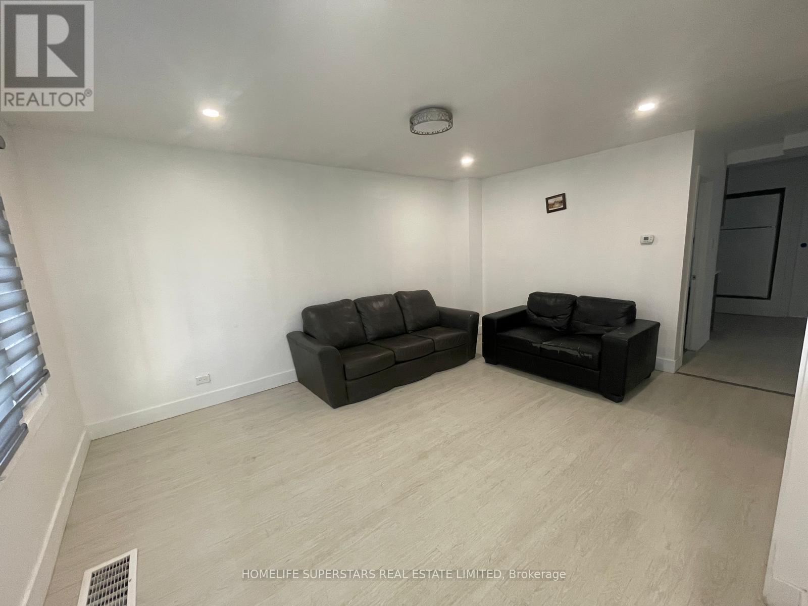 3130 Merritt Avenue, Mississauga, Ontario  L4T 1P3 - Photo 4 - W12681258