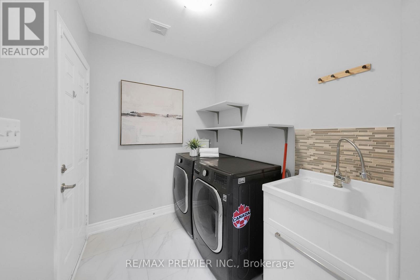 201 West Lawn Crescent, Whitchurch-Stouffville, Ontario  L4A 0B3 - Photo 10 - N12699406