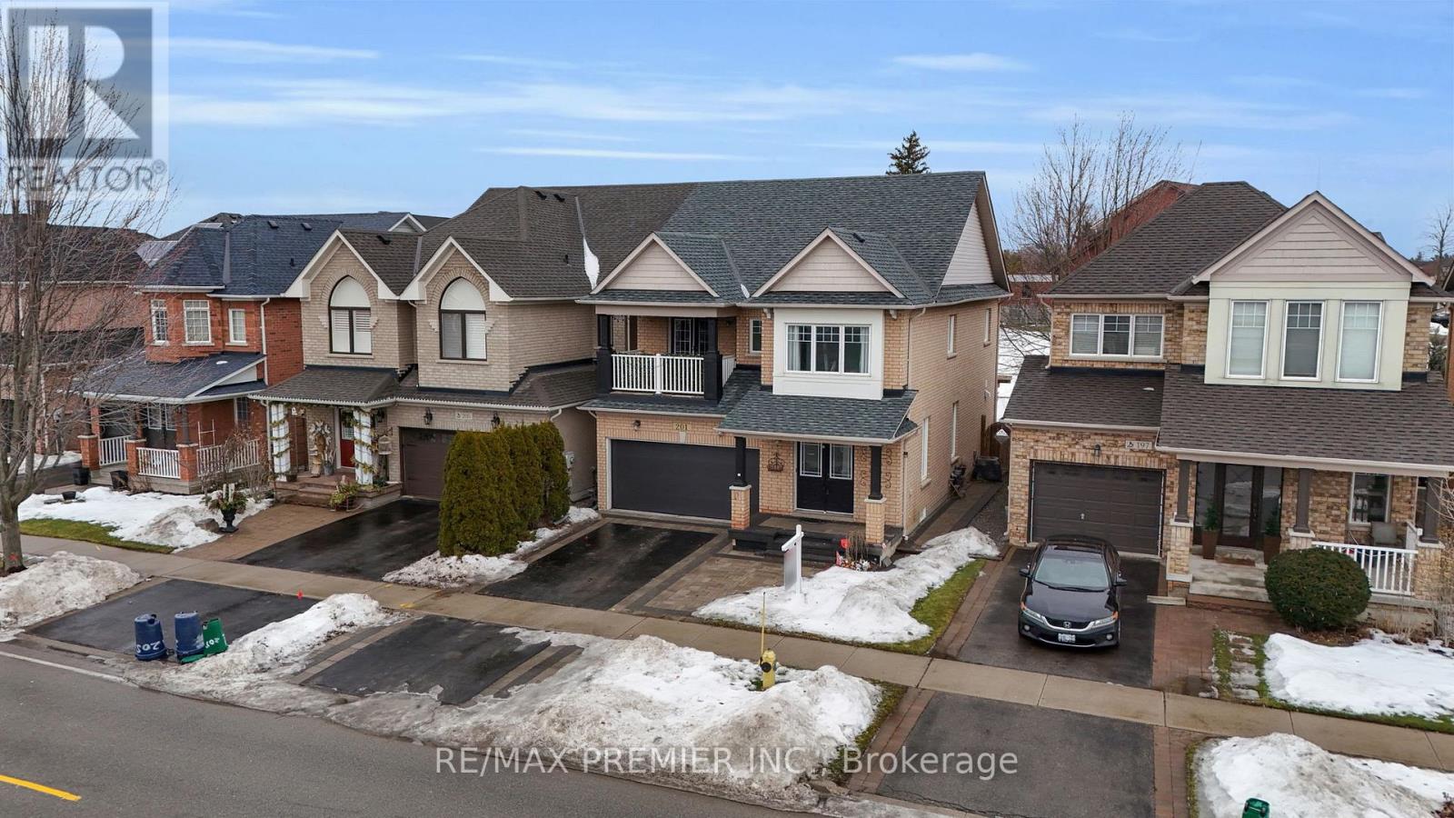 201 West Lawn Crescent, Whitchurch-Stouffville, Ontario  L4A 0B3 - Photo 2 - N12699406