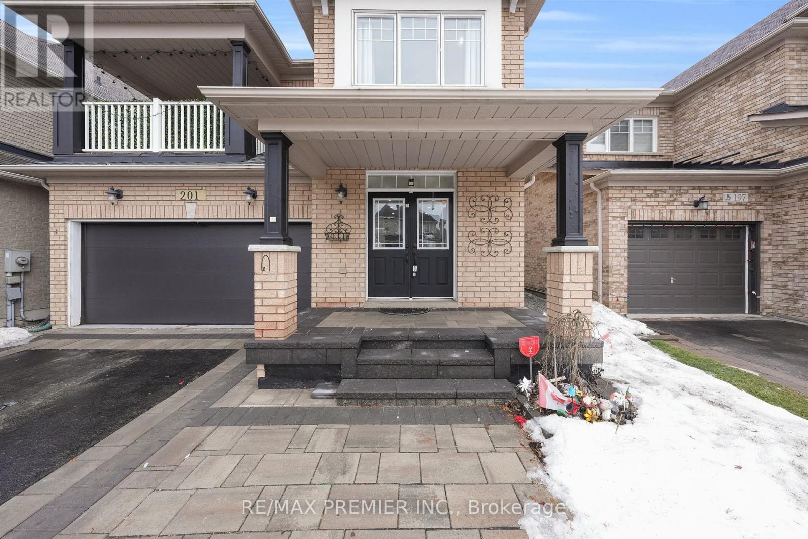 201 West Lawn Crescent, Whitchurch-Stouffville, Ontario  L4A 0B3 - Photo 3 - N12699406