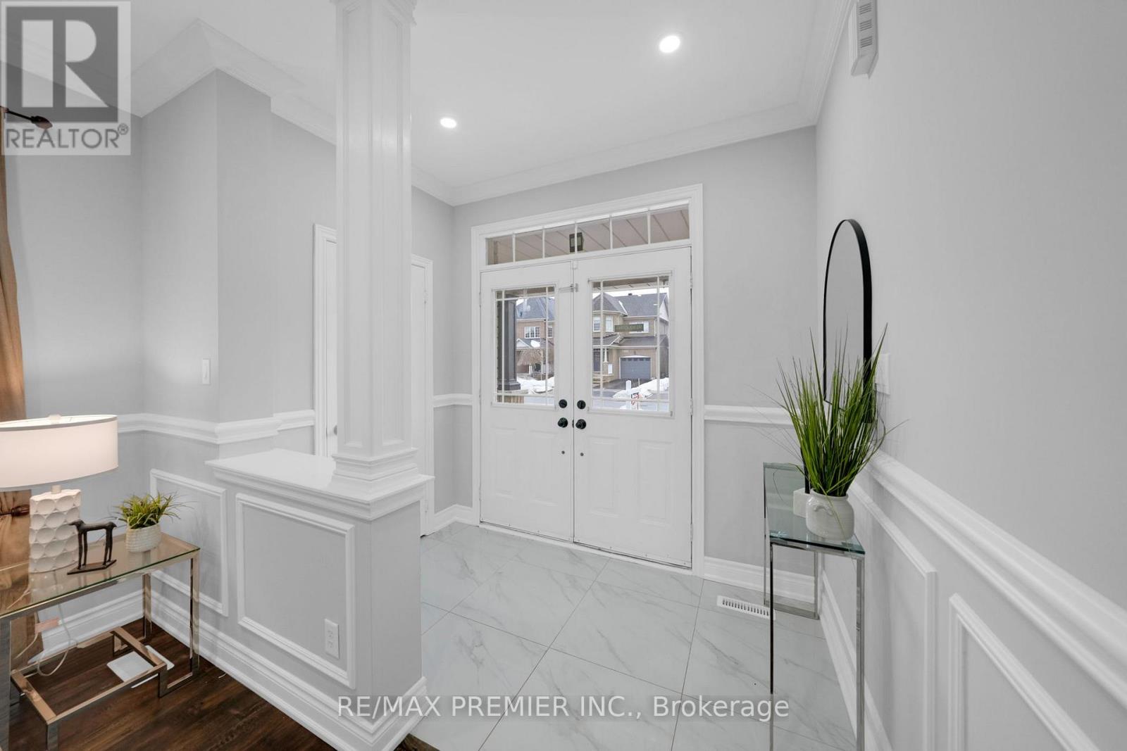 201 West Lawn Crescent, Whitchurch-Stouffville, Ontario  L4A 0B3 - Photo 4 - N12699406