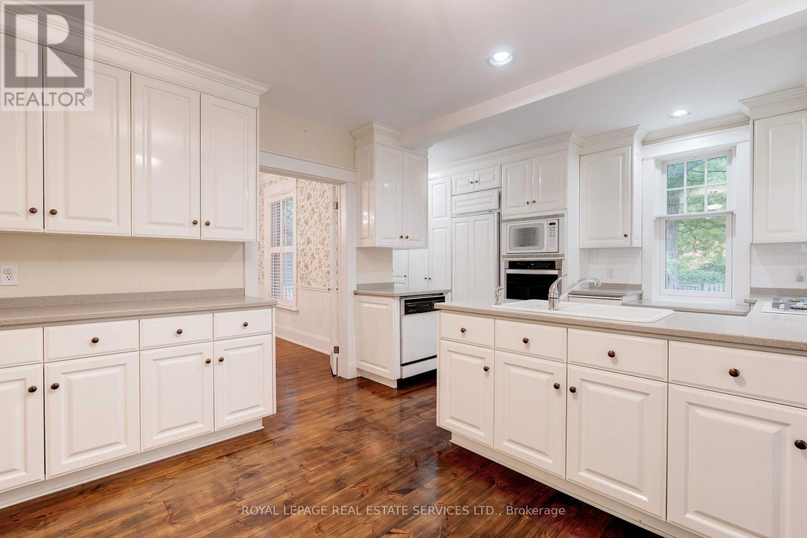 302 William Street, Oakville, Ontario  L6J 1E4 - Photo 14 - W12699376