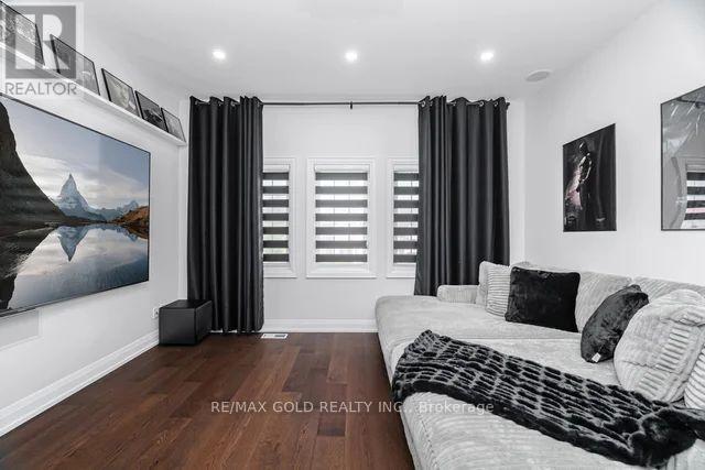 10 Cloverlawn Street, Brampton (Fletcher's Meadow), Ontario  L7A 3X5 - Photo 21 - W12699420