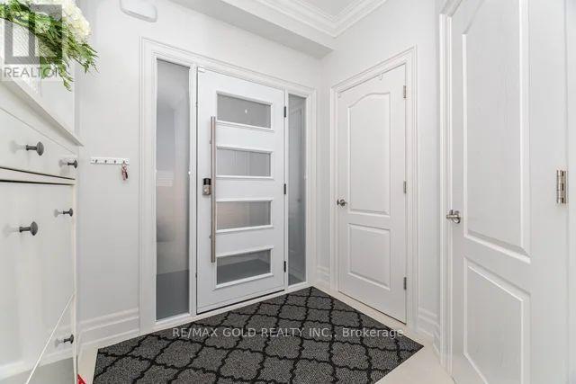 10 Cloverlawn Street, Brampton (Fletcher's Meadow), Ontario  L7A 3X5 - Photo 4 - W12699420