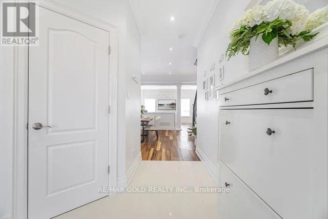 10 Cloverlawn Street, Brampton (Fletcher's Meadow), Ontario  L7A 3X5 - Photo 5 - W12699420