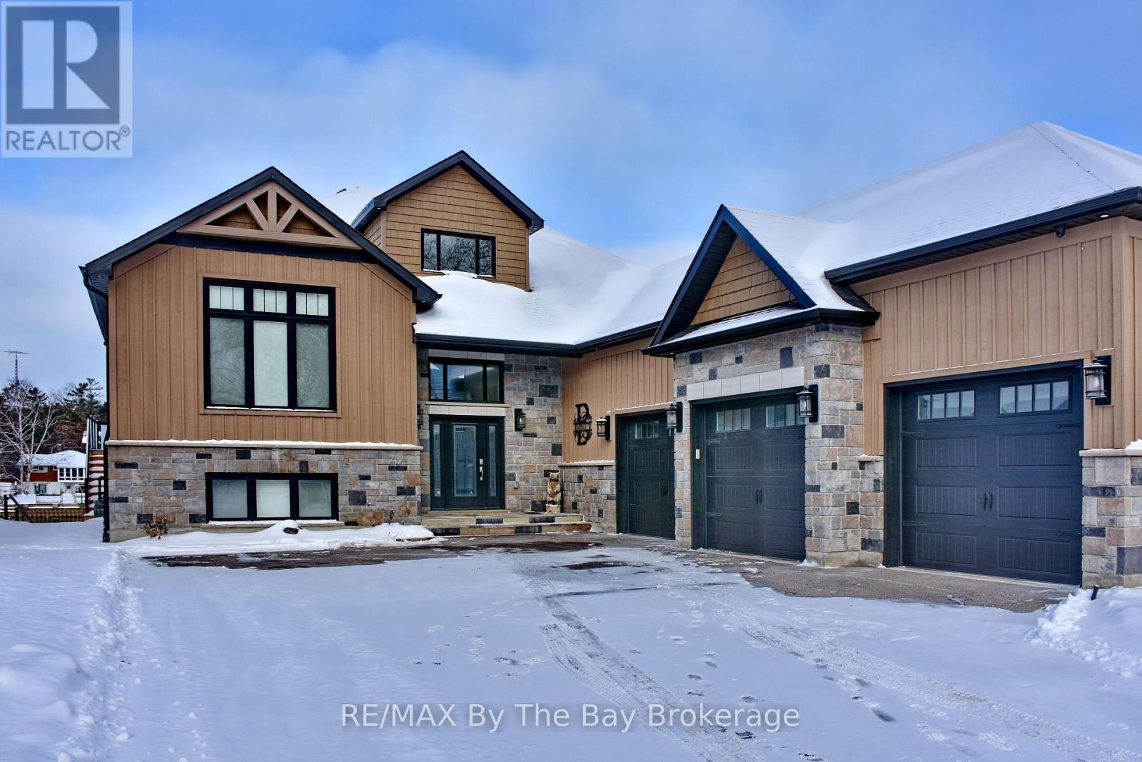 18 Edgewater Road, Wasaga Beach, Ontario  L9Z 2W3 - Photo 2 - S12699728