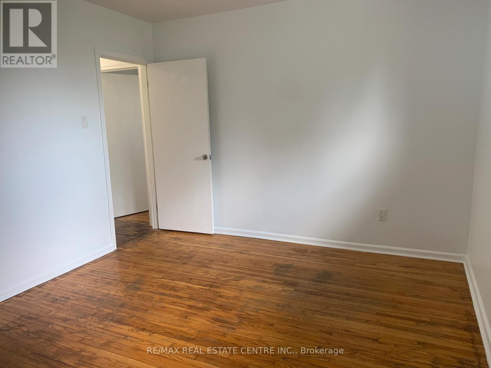 Upper - 23 Avondale Boulevard, Brampton, Ontario  L6T 1H1 - Photo 5 - W12669478