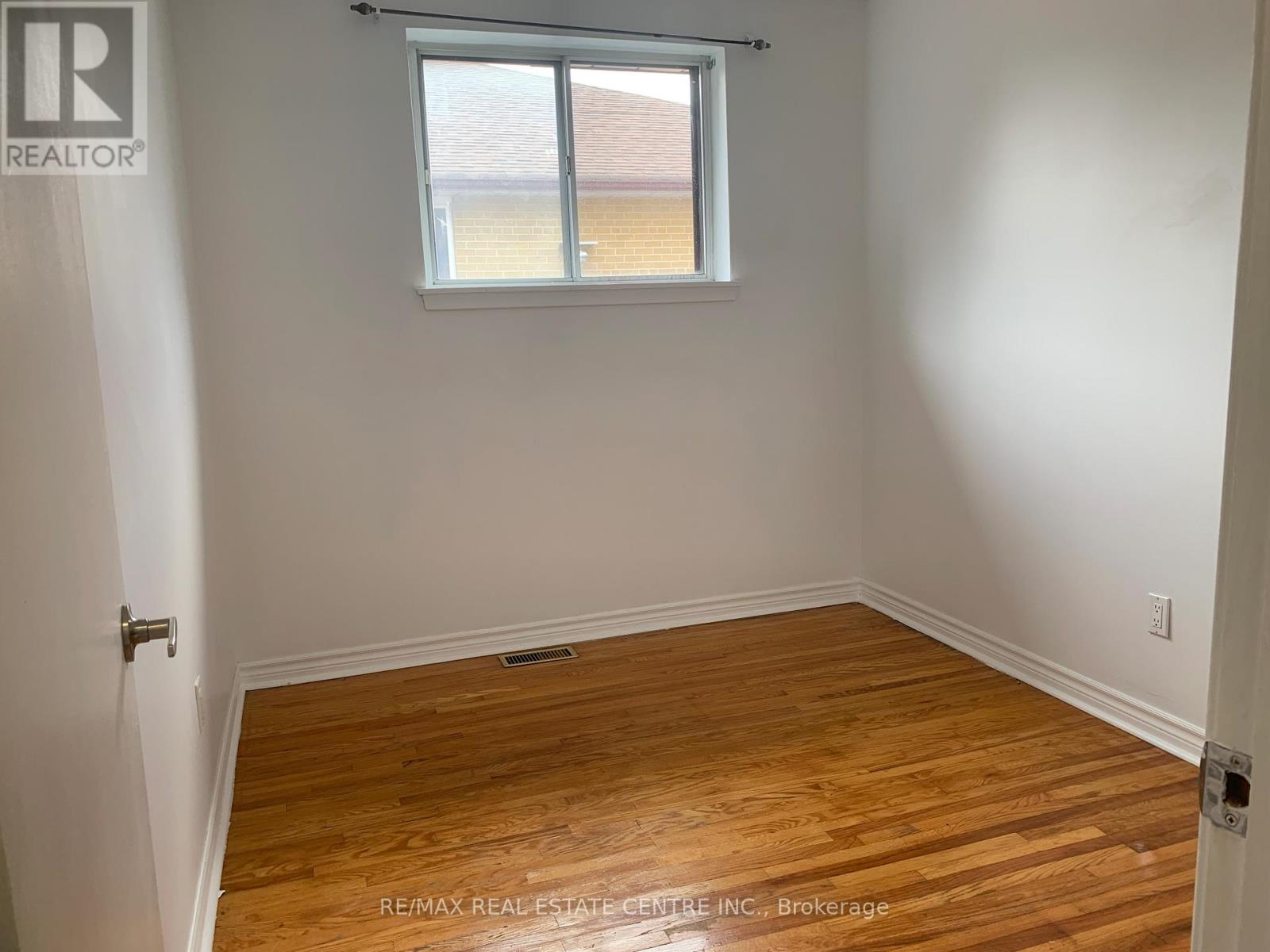 Upper - 23 Avondale Boulevard, Brampton, Ontario  L6T 1H1 - Photo 8 - W12669478