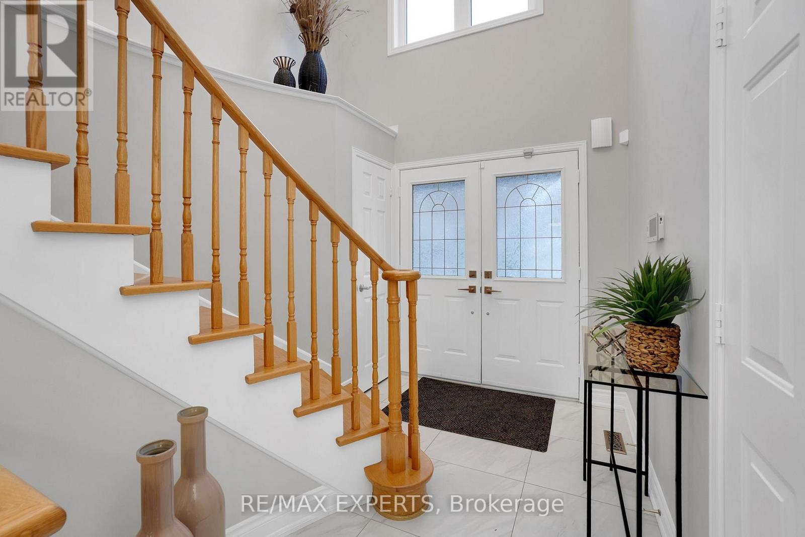 118 Kayla Crescent, Vaughan, Ontario  L6A 3P4 - Photo 3 - N12699528