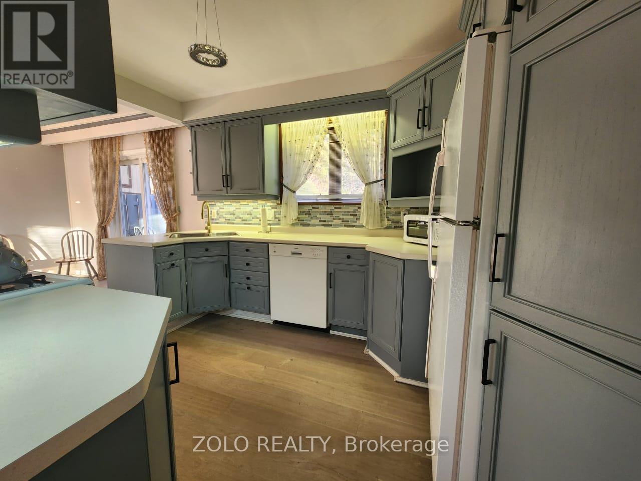 Main Floor - 5 Cabot Court, Aurora, Ontario  L4G 2Y9 - Photo 3 - N12699596