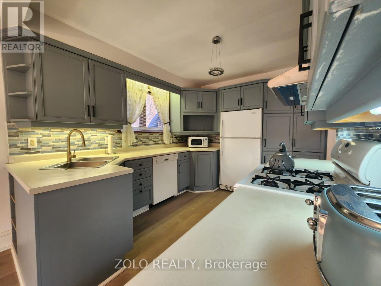 Main Floor - 5 Cabot Court, Aurora, Ontario  L4G 2Y9 - Photo 4 - N12699596