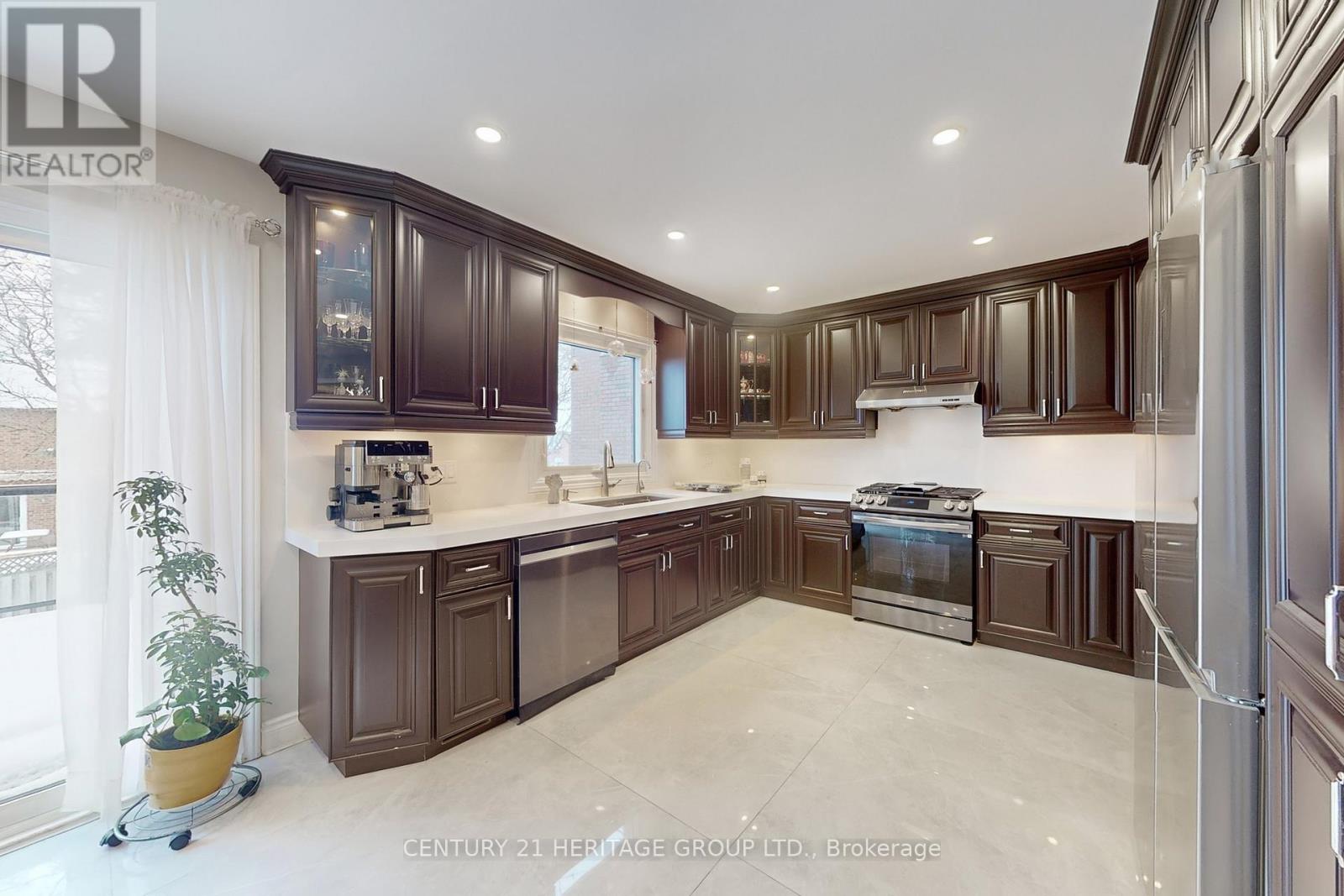 335 Fern Avenue, Richmond Hill, Ontario  L4C 8P6 - Photo 10 - N12699734