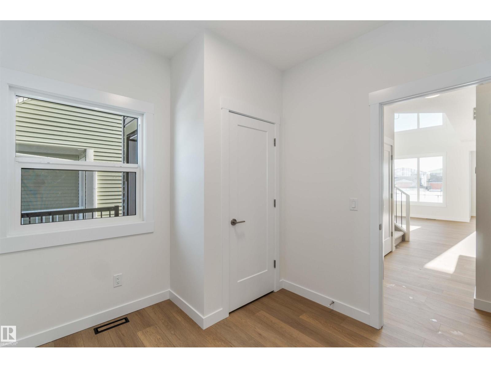 2215 4 Av Sw, Edmonton, Alberta  T6X 3L4 - Photo 5 - E4470133