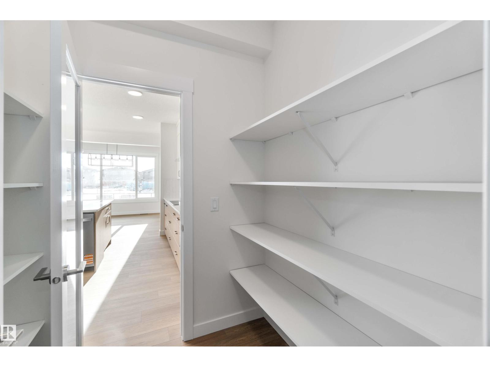 2215 4 Av Sw, Edmonton, Alberta  T6X 3L4 - Photo 8 - E4470133