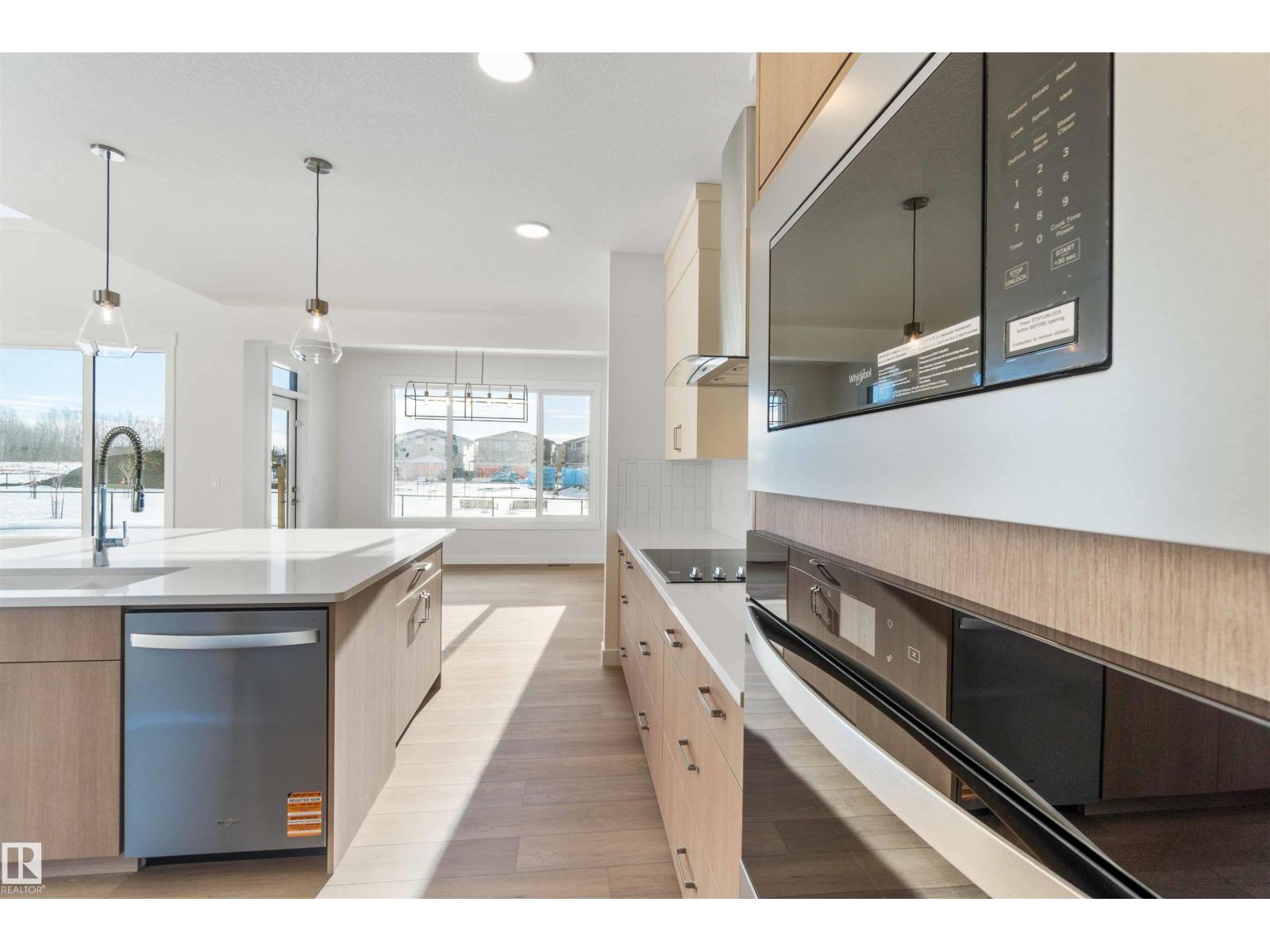 2215 4 Av Sw, Edmonton, Alberta  T6X 3L4 - Photo 9 - E4470133