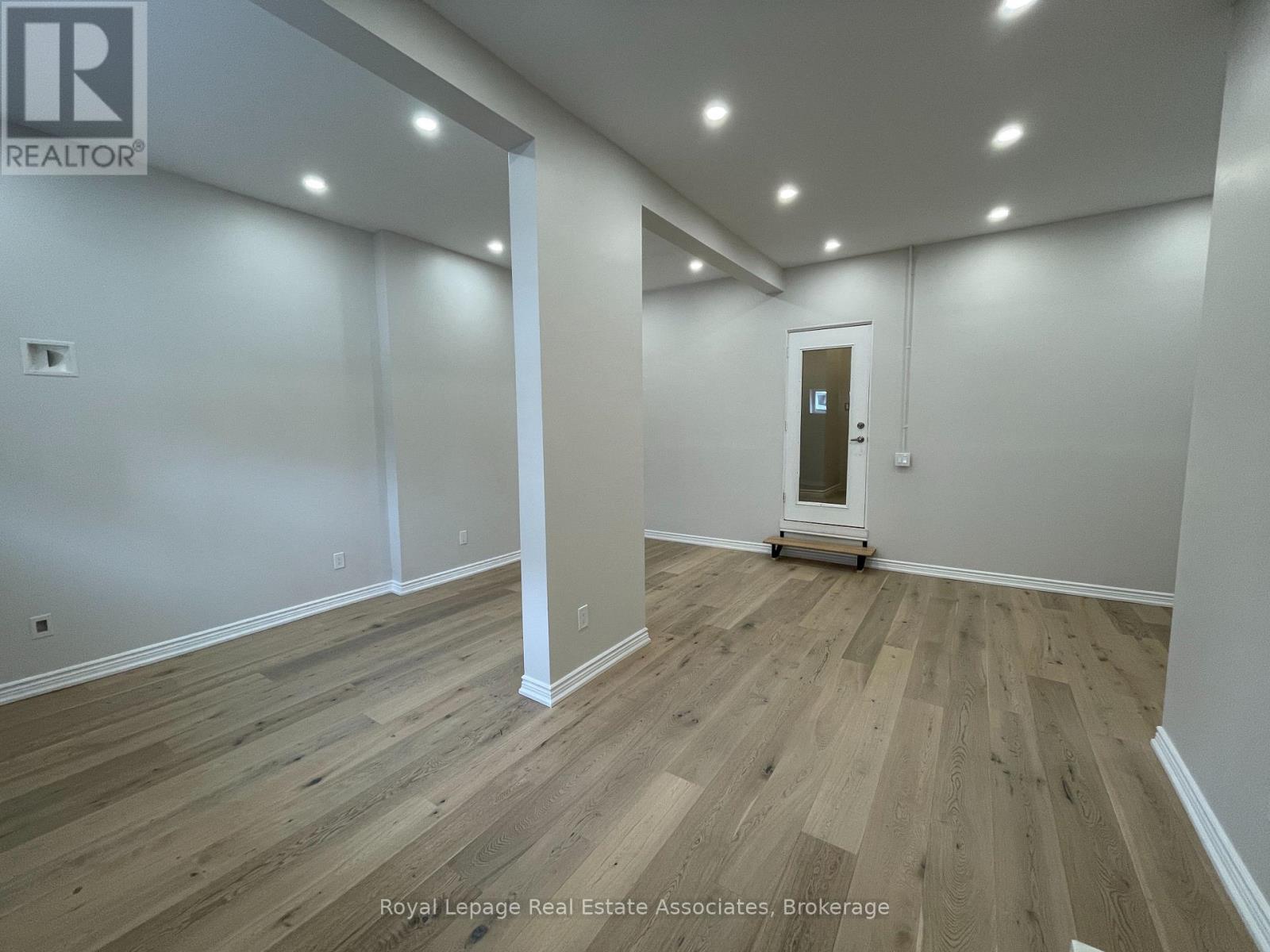 94 Lakeshore Road E, Mississauga, Ontario  L5G 1E3 - Photo 5 - W12699472