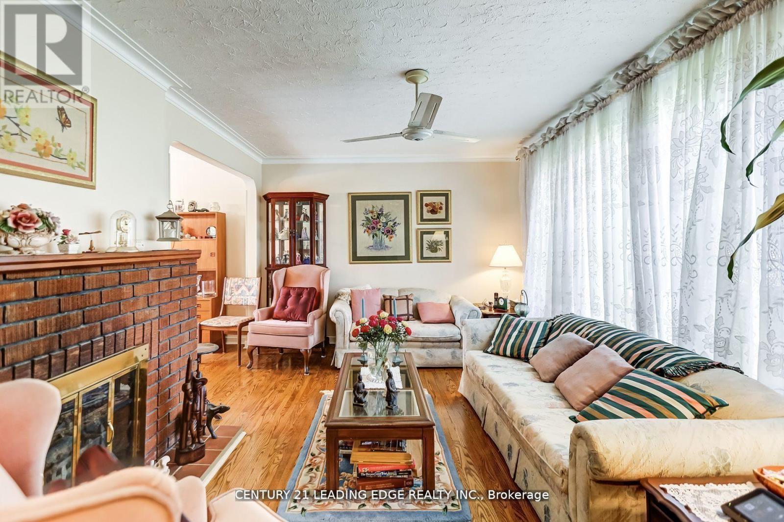 19 Royaleigh Avenue, Toronto, Ontario  M9P 2J4 - Photo 4 - W12699480