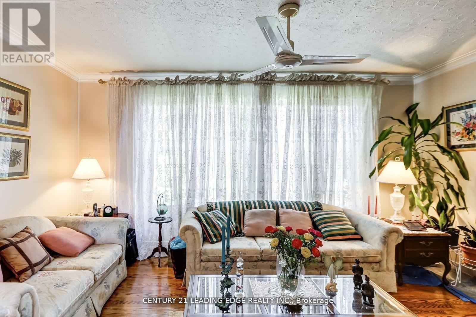 19 Royaleigh Avenue, Toronto, Ontario  M9P 2J4 - Photo 5 - W12699480