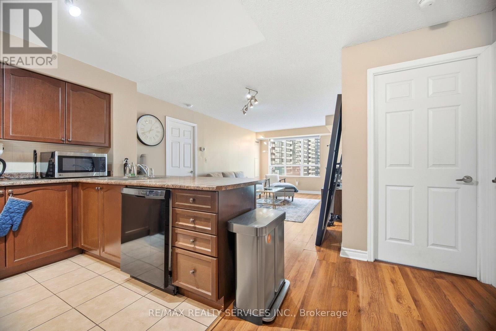 909 - 335 Rathburn Road W, Mississauga, Ontario  L5B 0C8 - Photo 3 - W12699548