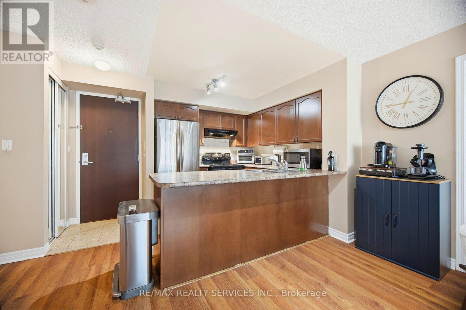 909 - 335 Rathburn Road W, Mississauga, Ontario  L5B 0C8 - Photo 6 - W12699548