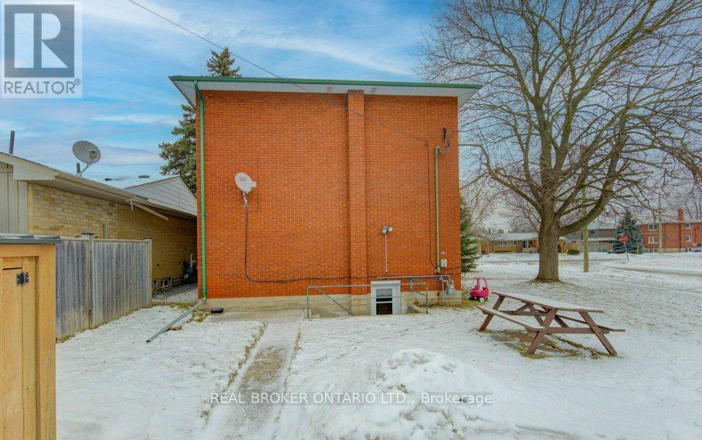 109 Eton Drive, Kitchener, Ontario  N2B 1N1 - Photo 7 - X12699584