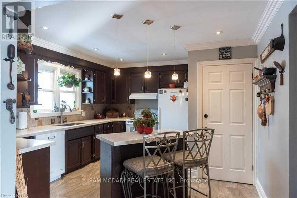 Upper - 7003 Ann Street, Niagara Falls, Ontario  L2G 3C8 - Photo 11 - X12699670