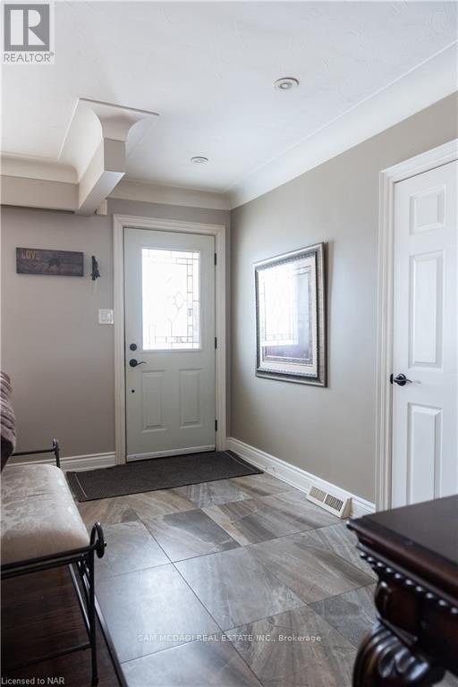 Upper - 7003 Ann Street, Niagara Falls, Ontario  L2G 3C8 - Photo 3 - X12699670