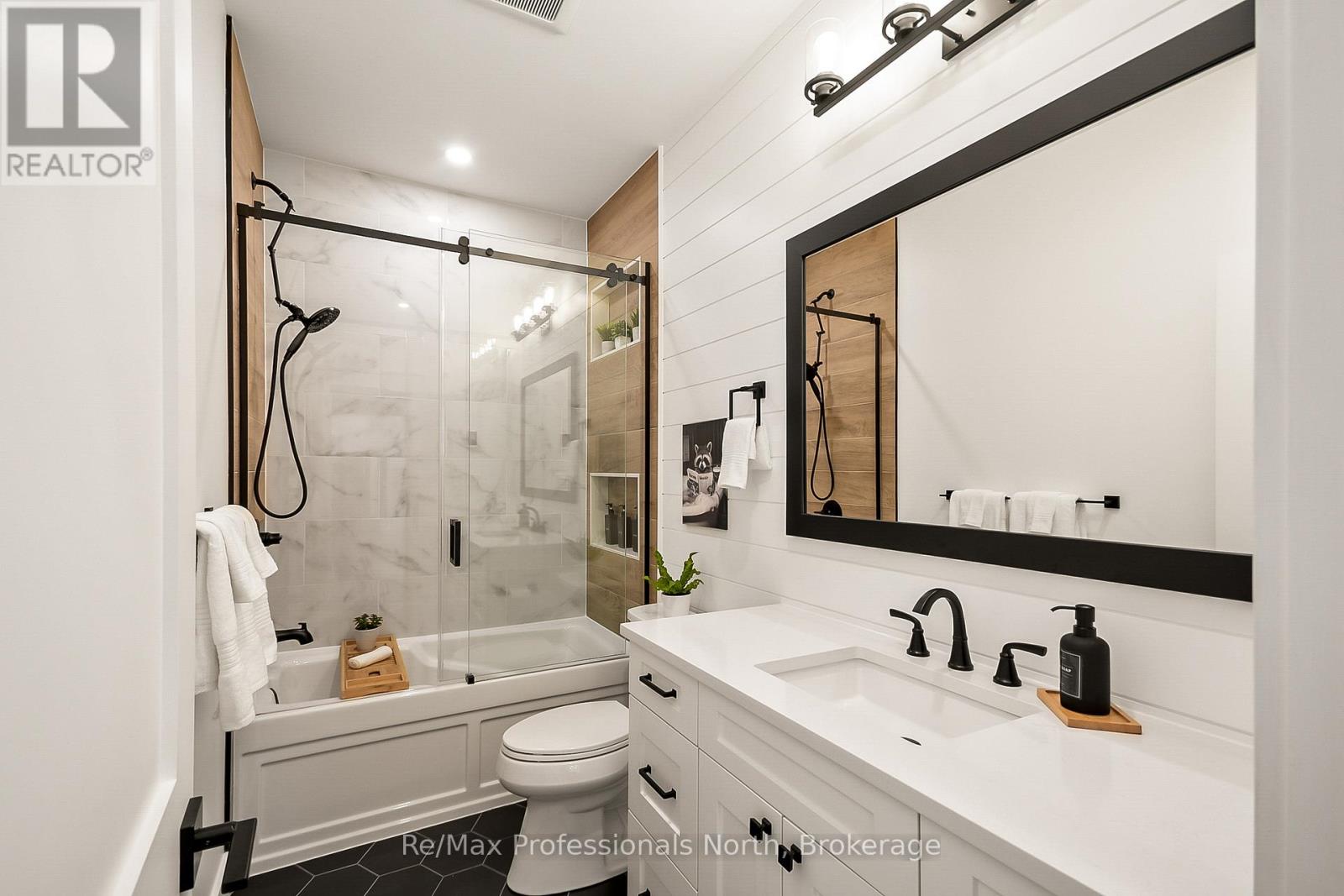 1054 Brydons Bay Road, Gravenhurst, Ontario  P1P 1R1 - Photo 18 - X12699784