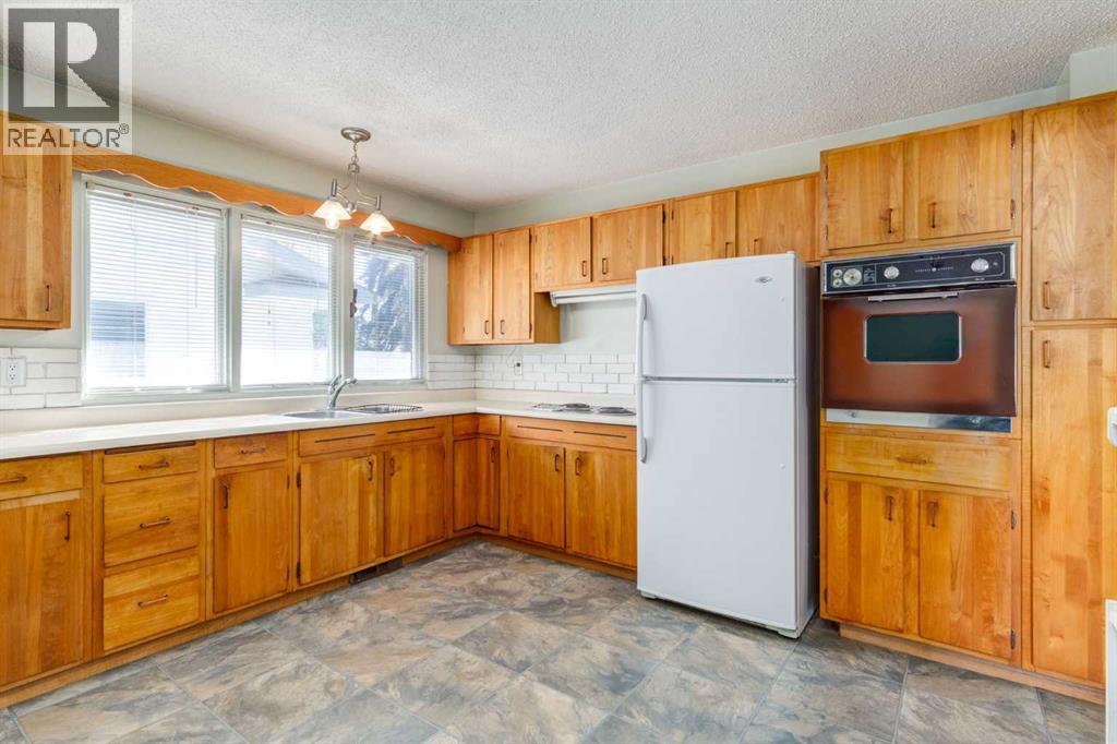 244 Maple Court Crescent Se, Calgary, Alberta  T2J 1V7 - Photo 8 - A2262442