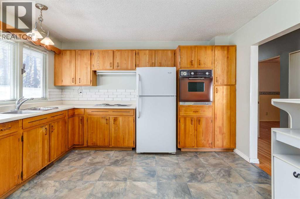 244 Maple Court Crescent Se, Calgary, Alberta  T2J 1V7 - Photo 9 - A2262442