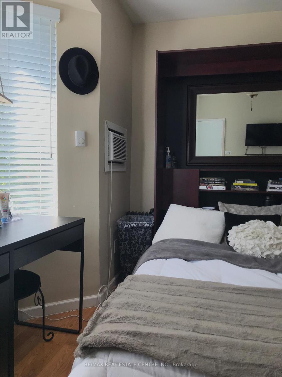 Main Level Studio - 1 Hiawatha Road, Toronto, Ontario  M4L 2X7 - Photo 6 - E12699792