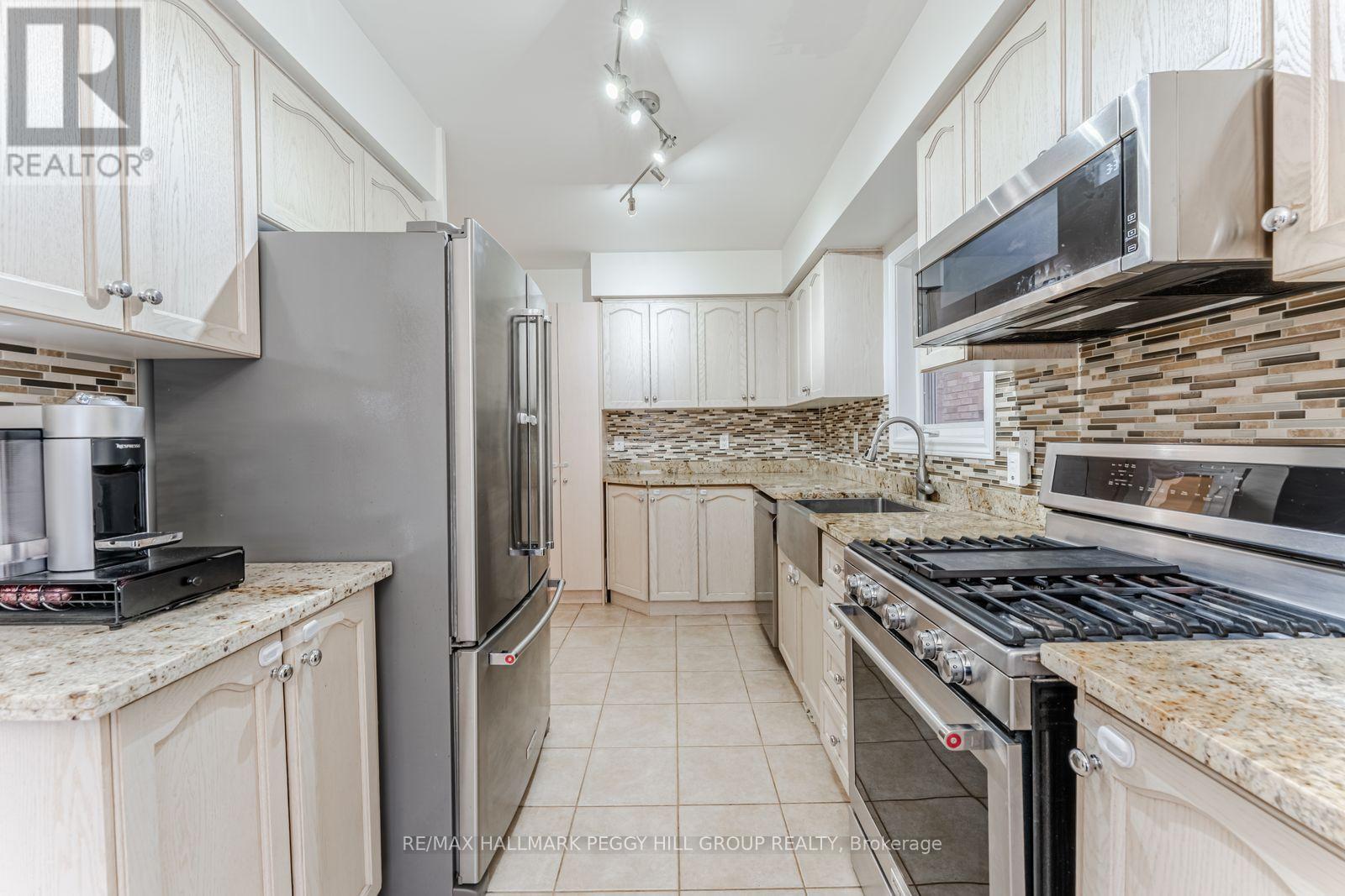 179 Warwick Crescent, Newmarket, Ontario  L3X 2S3 - Photo 2 - N12699864