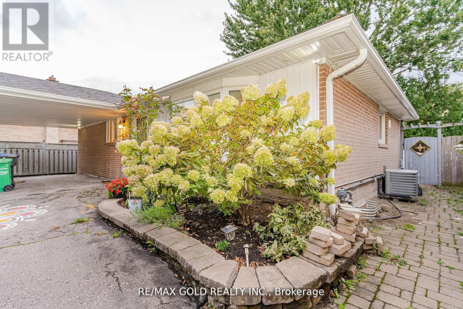 136 Bartley Bull Parkway, Brampton, Ontario  L6W 2J9 - Photo 4 - W12699760