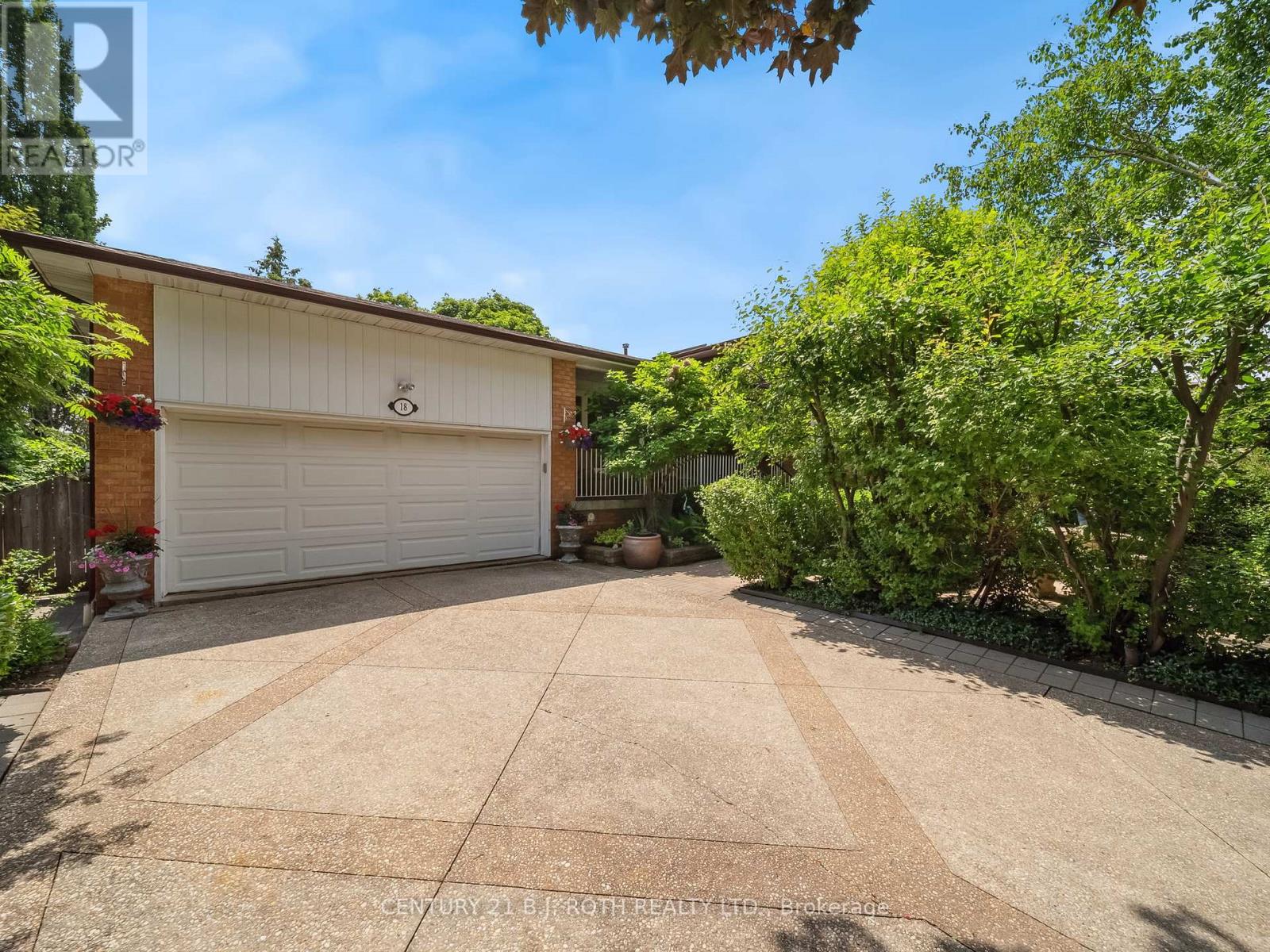 18 Claypine Trail, Brampton, Ontario  L6V 3L9 - Photo 4 - W12699764