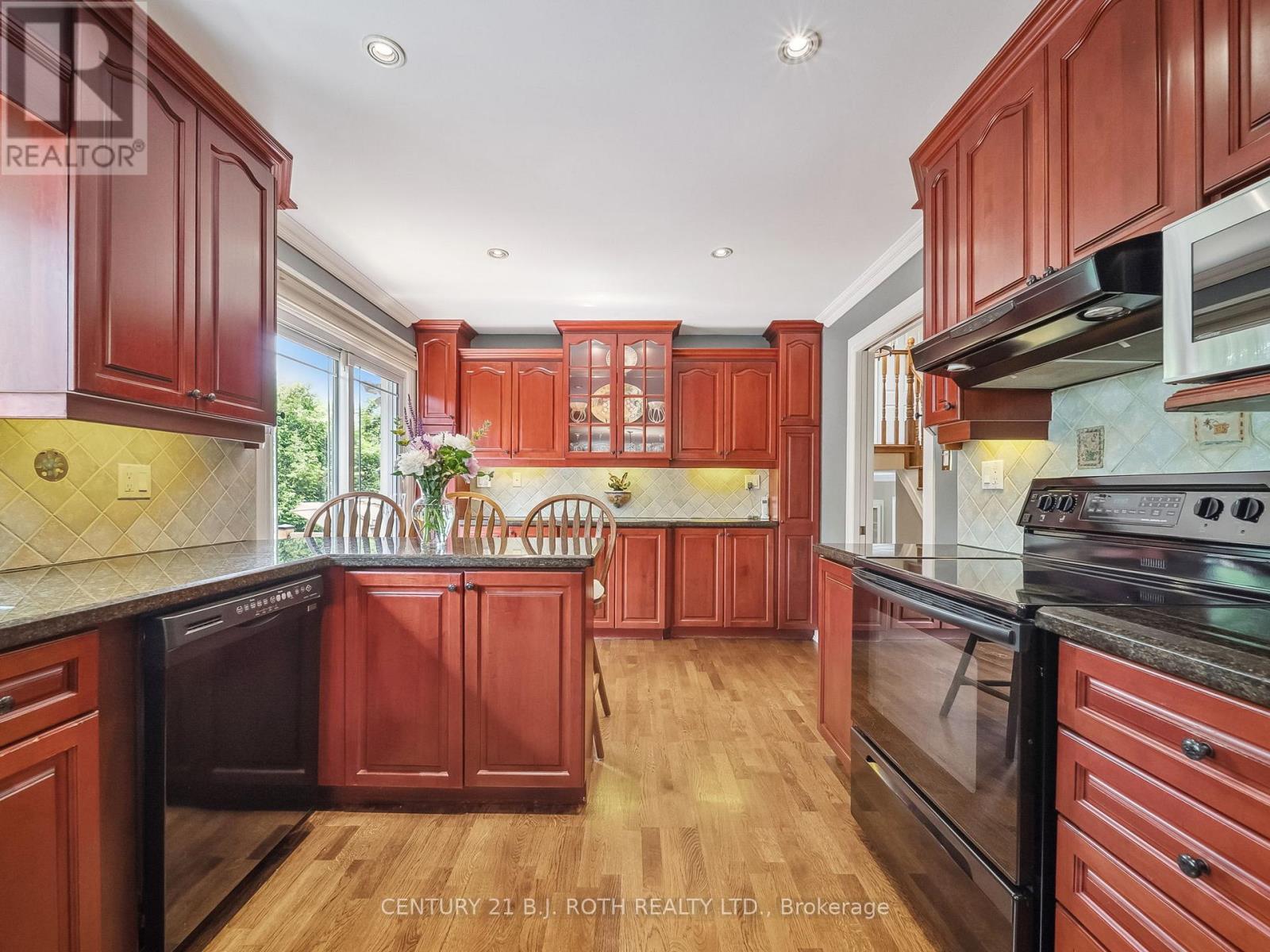 18 Claypine Trail, Brampton, Ontario  L6V 3L9 - Photo 9 - W12699764