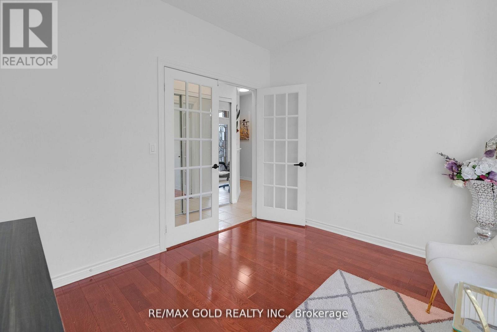 39 Darren Road, Brampton, Ontario  L6P 1Z5 - Photo 6 - W12699774