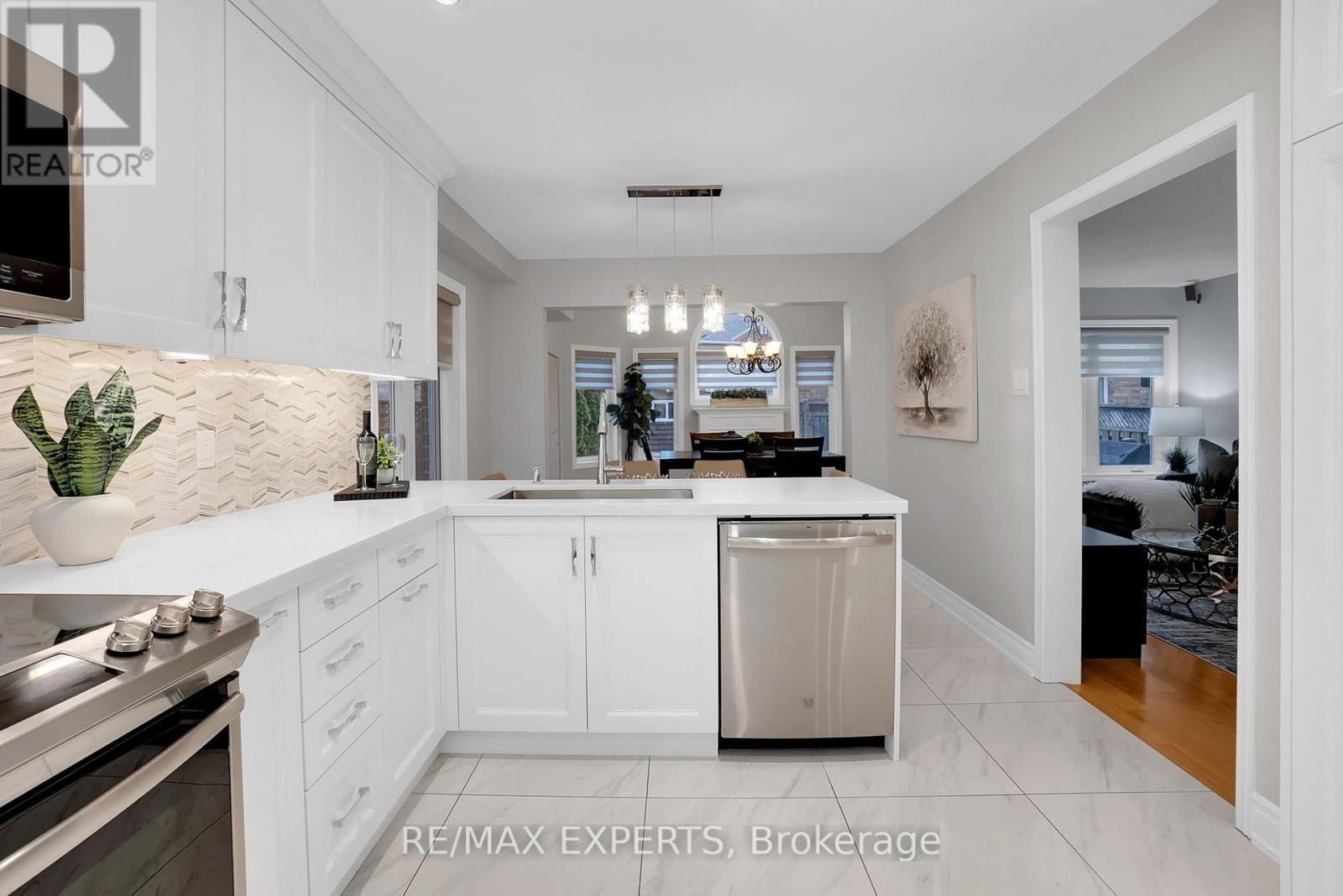 118 Kayla Crescent, Vaughan, Ontario  L6A 3P4 - Photo 7 - N12699528