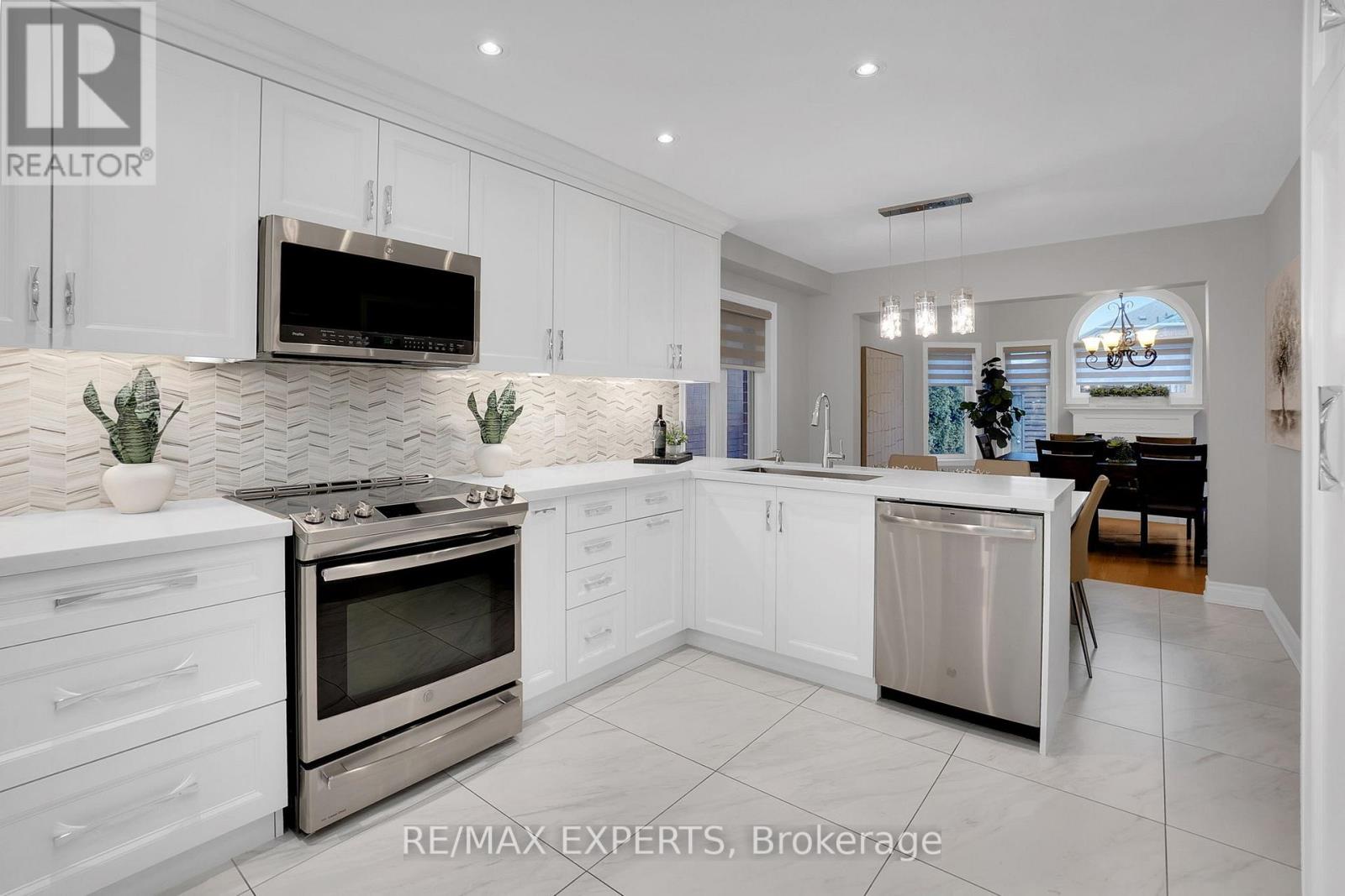 118 Kayla Crescent, Vaughan, Ontario  L6A 3P4 - Photo 6 - N12699528