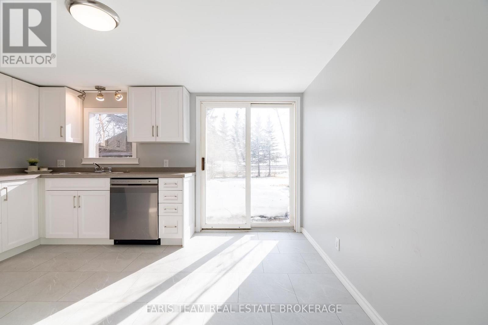 25 Ayling Reid Court, Wasaga Beach, Ontario  L9Z 2G5 - Photo 9 - S12691604