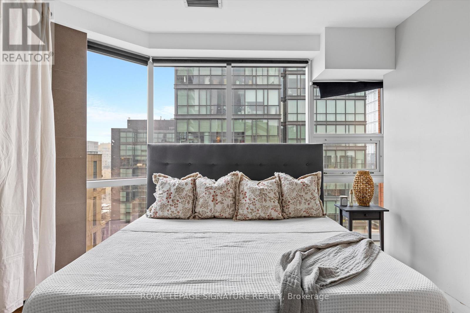 1201 - 393 King Street W, Toronto, Ontario  M5V 3G8 - Photo 17 - C12699996