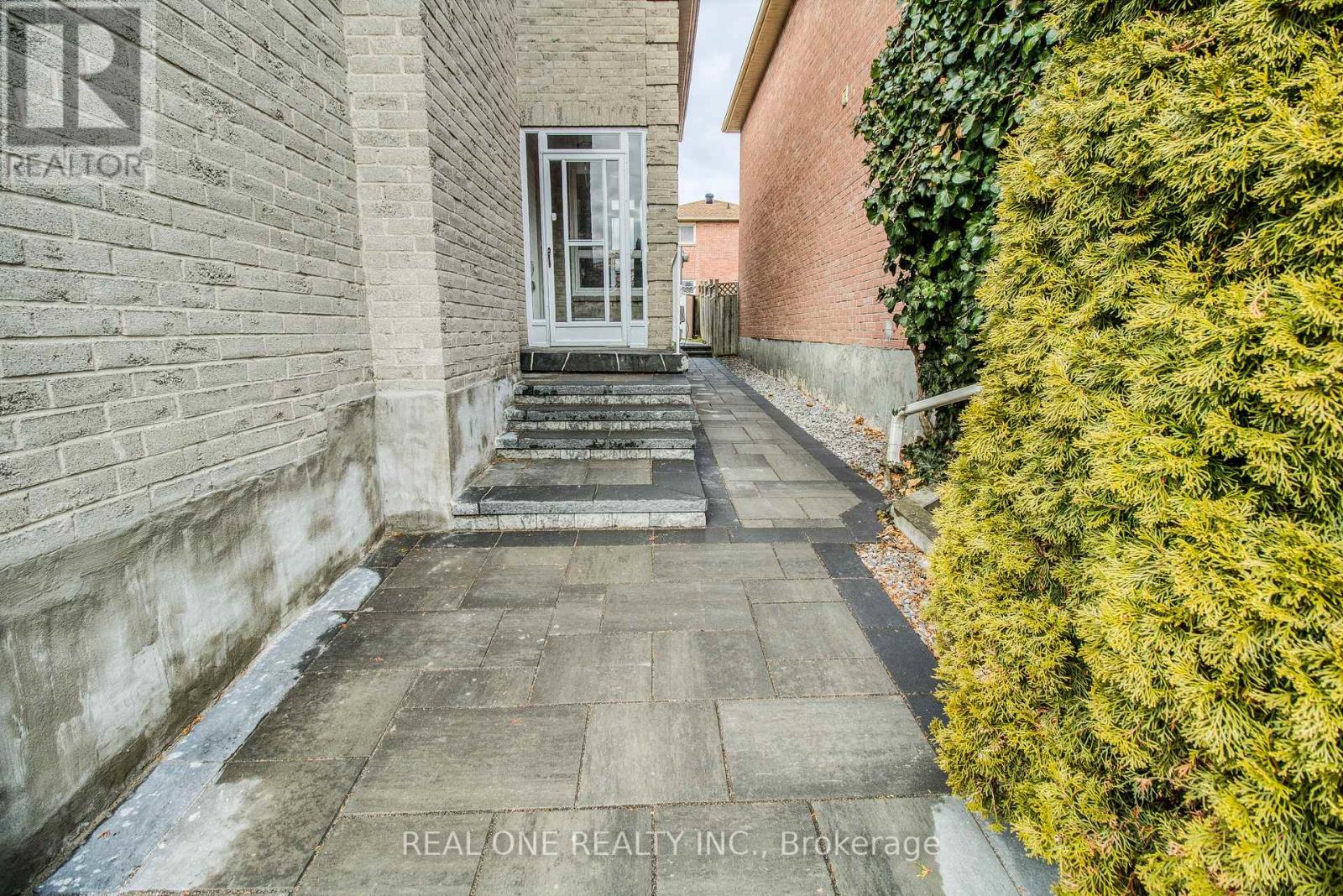 32 Charlton Avenue, Vaughan, Ontario  L4J 6W3 - Photo 4 - N12699882