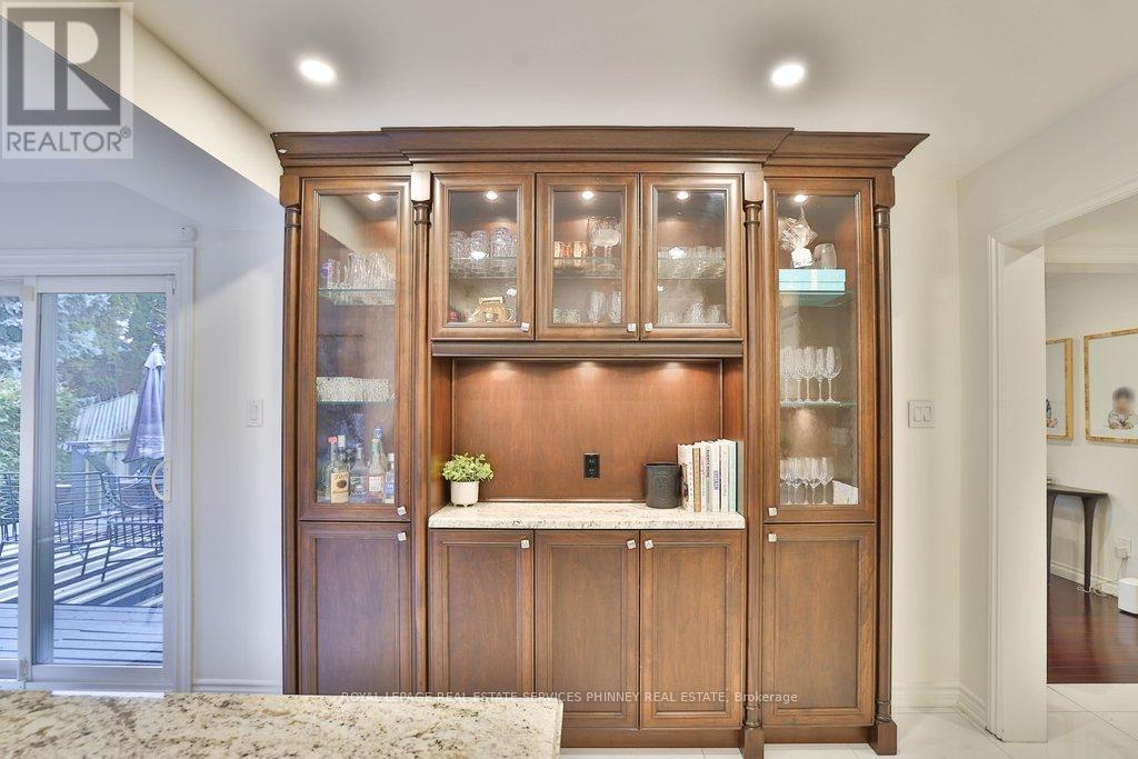 1863 Friar Tuck Court, Mississauga, Ontario  L5K 2L4 - Photo 10 - W12699938