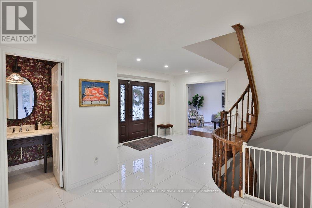 1863 Friar Tuck Court, Mississauga, Ontario  L5K 2L4 - Photo 3 - W12699938