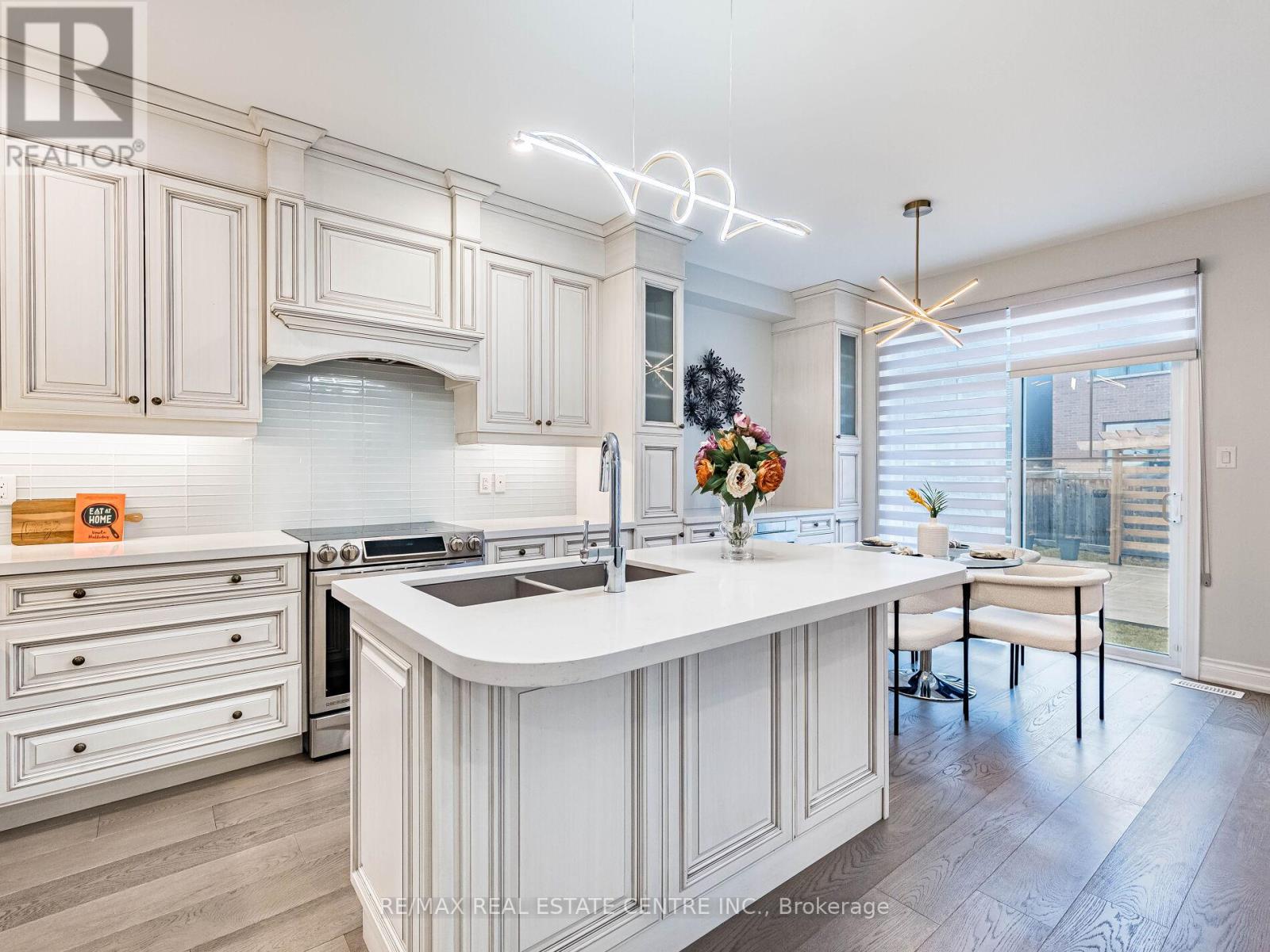 3253 Mintwood Circle, Oakville, Ontario  L6H 7C3 - Photo 10 - W12699948