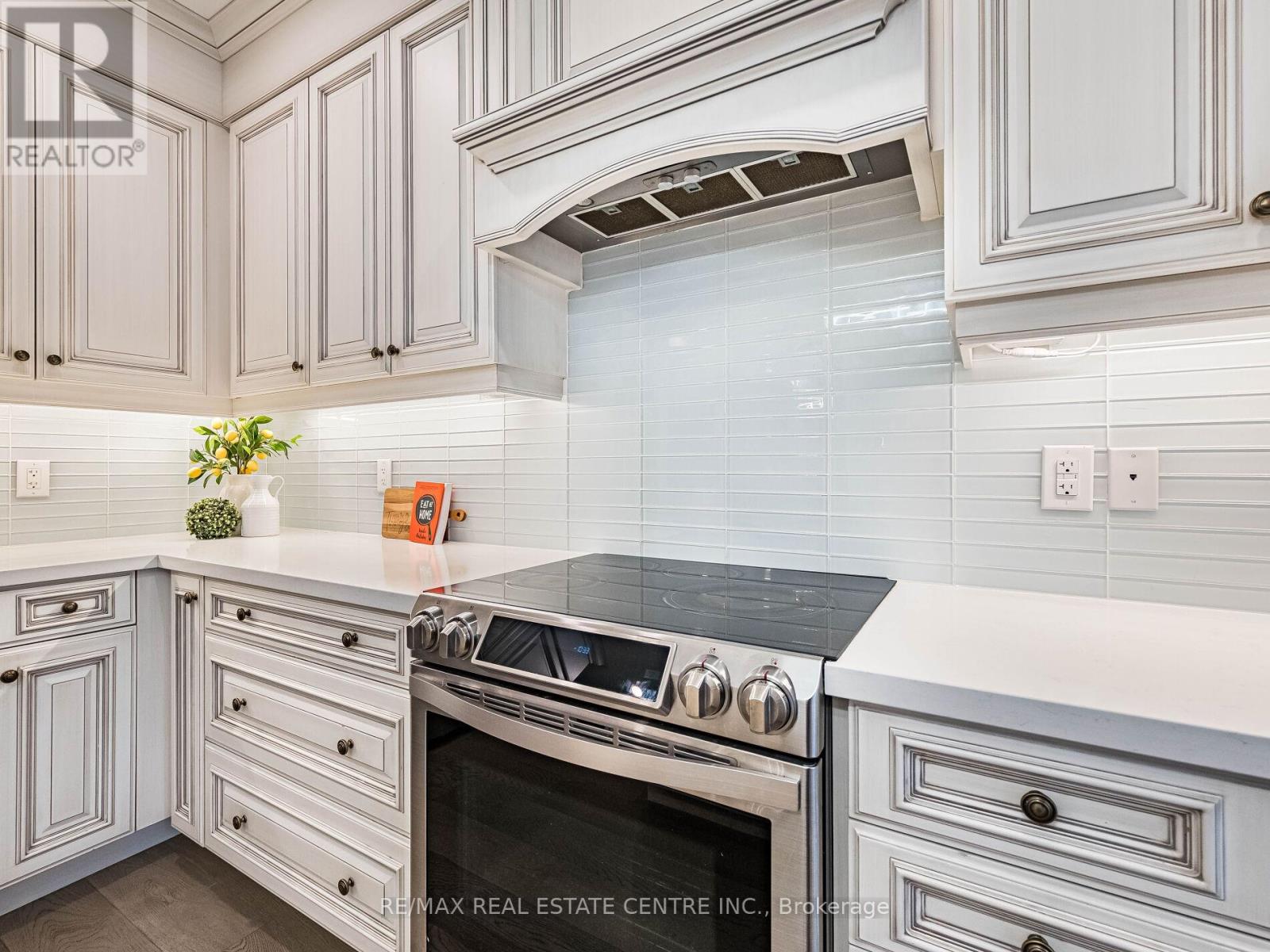 3253 Mintwood Circle, Oakville, Ontario  L6H 7C3 - Photo 13 - W12699948