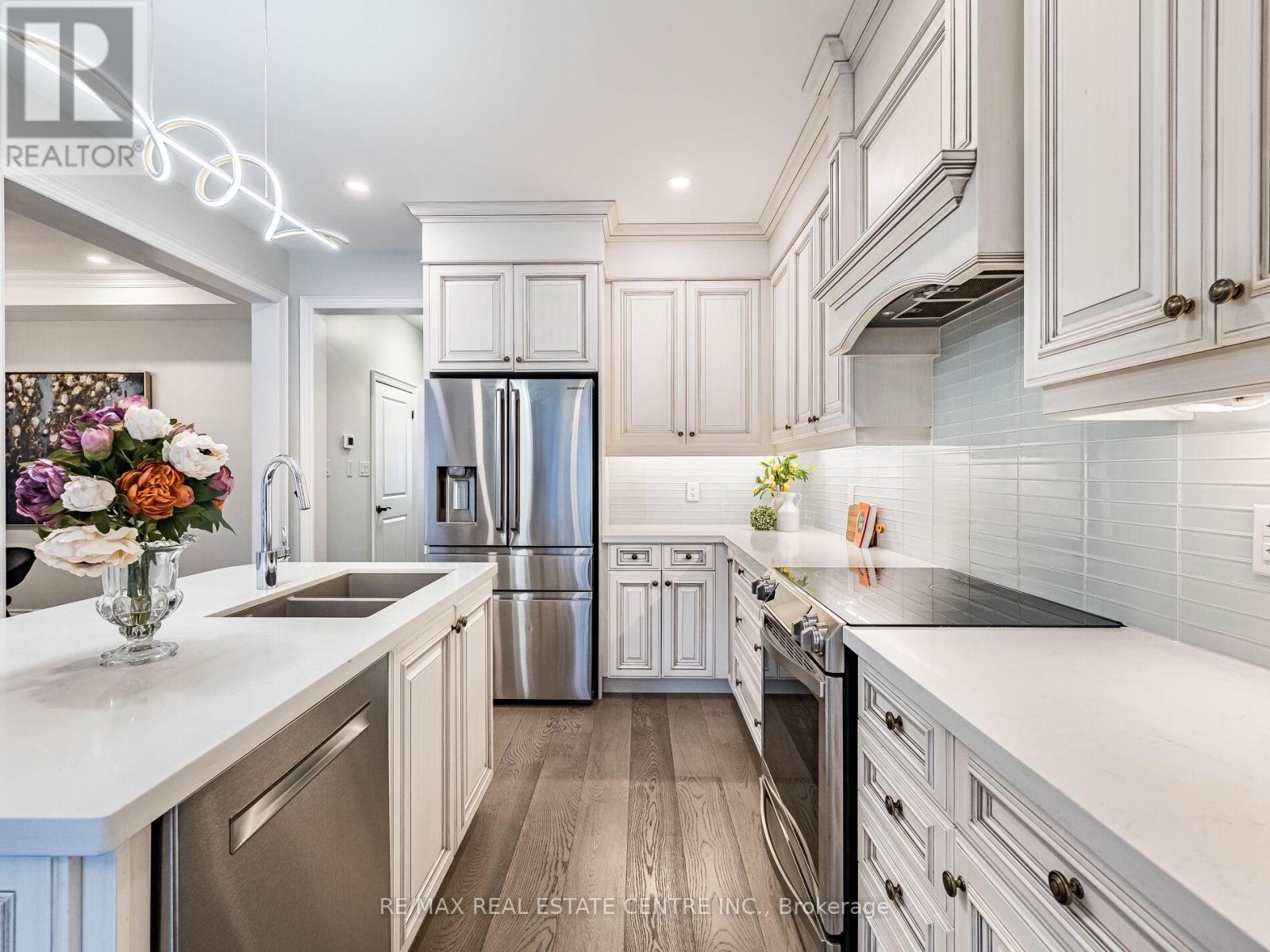 3253 Mintwood Circle, Oakville, Ontario  L6H 7C3 - Photo 15 - W12699948