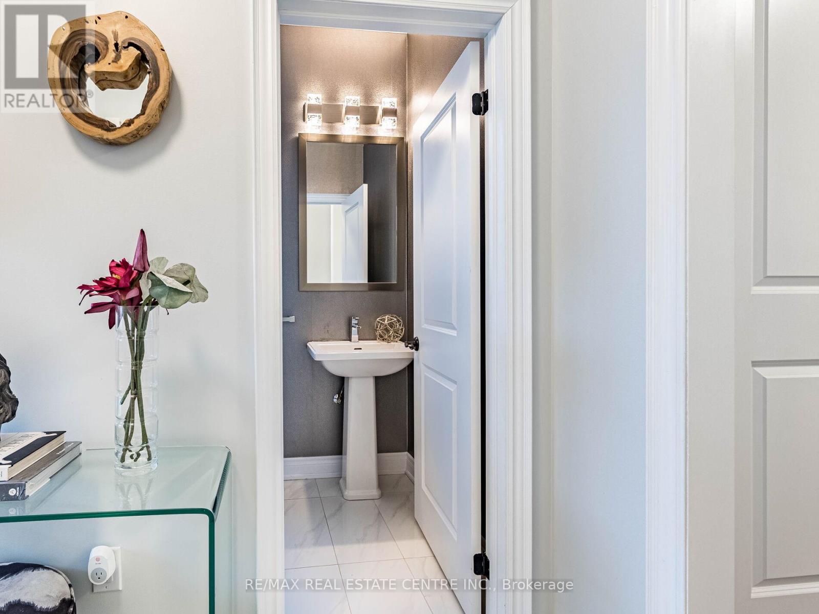 3253 Mintwood Circle, Oakville, Ontario  L6H 7C3 - Photo 5 - W12699948