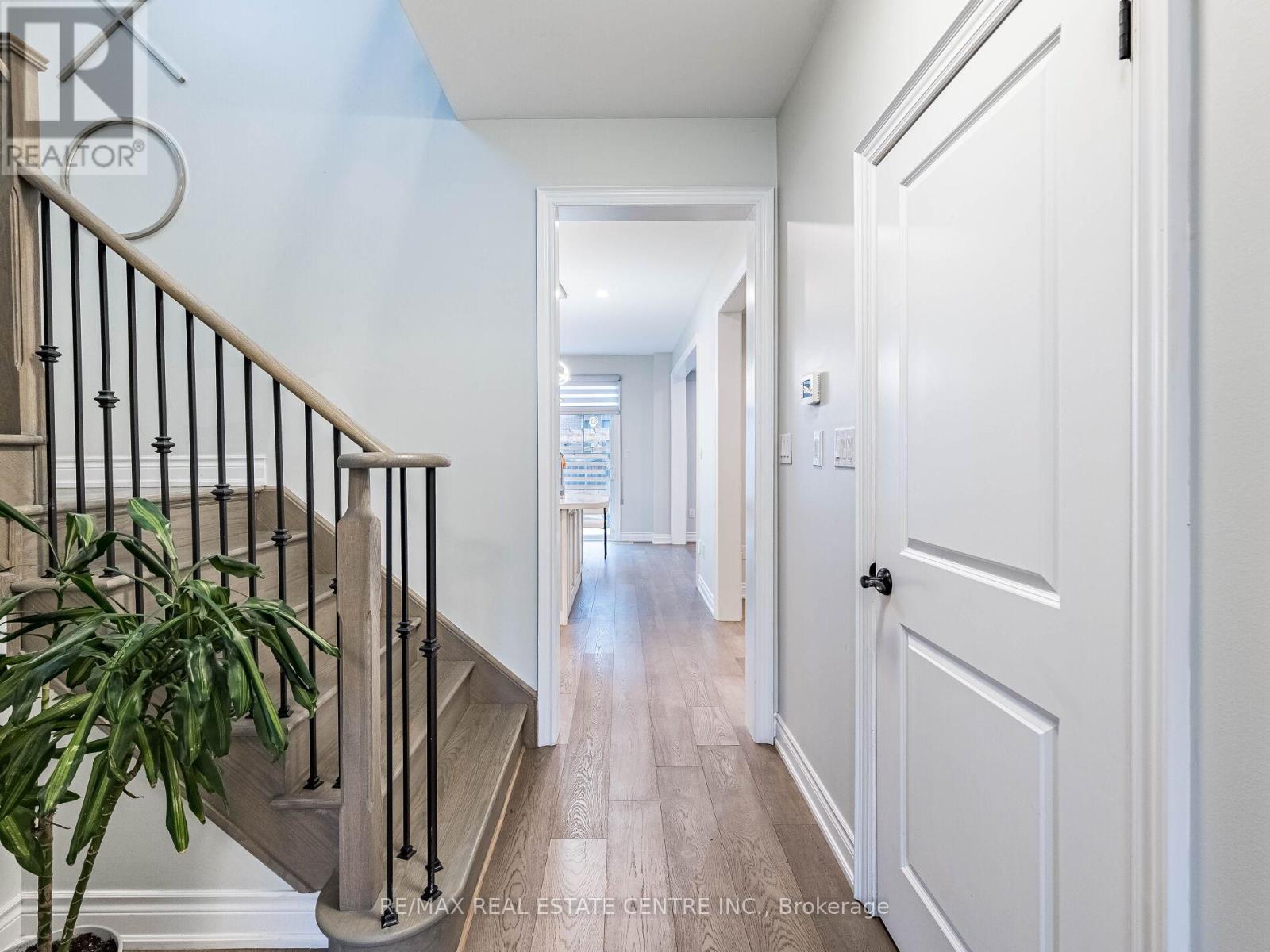 3253 Mintwood Circle, Oakville, Ontario  L6H 7C3 - Photo 7 - W12699948