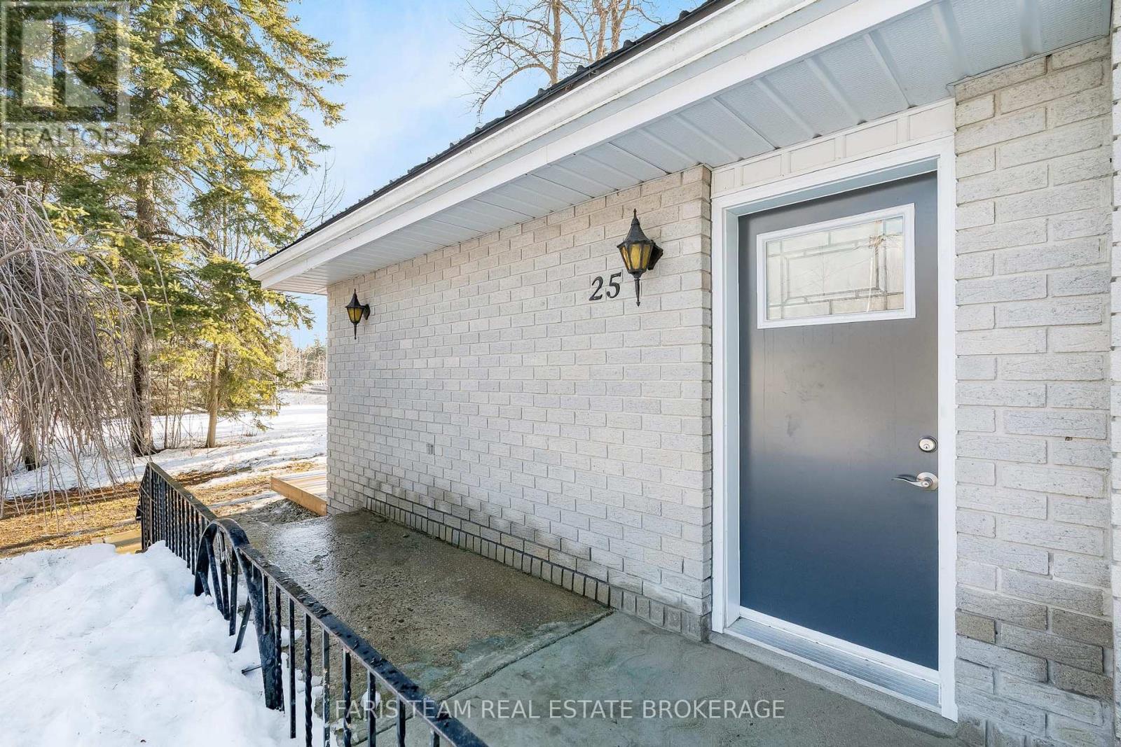 25 Ayling Reid Court, Wasaga Beach, Ontario  L9Z 2G5 - Photo 3 - S12691604