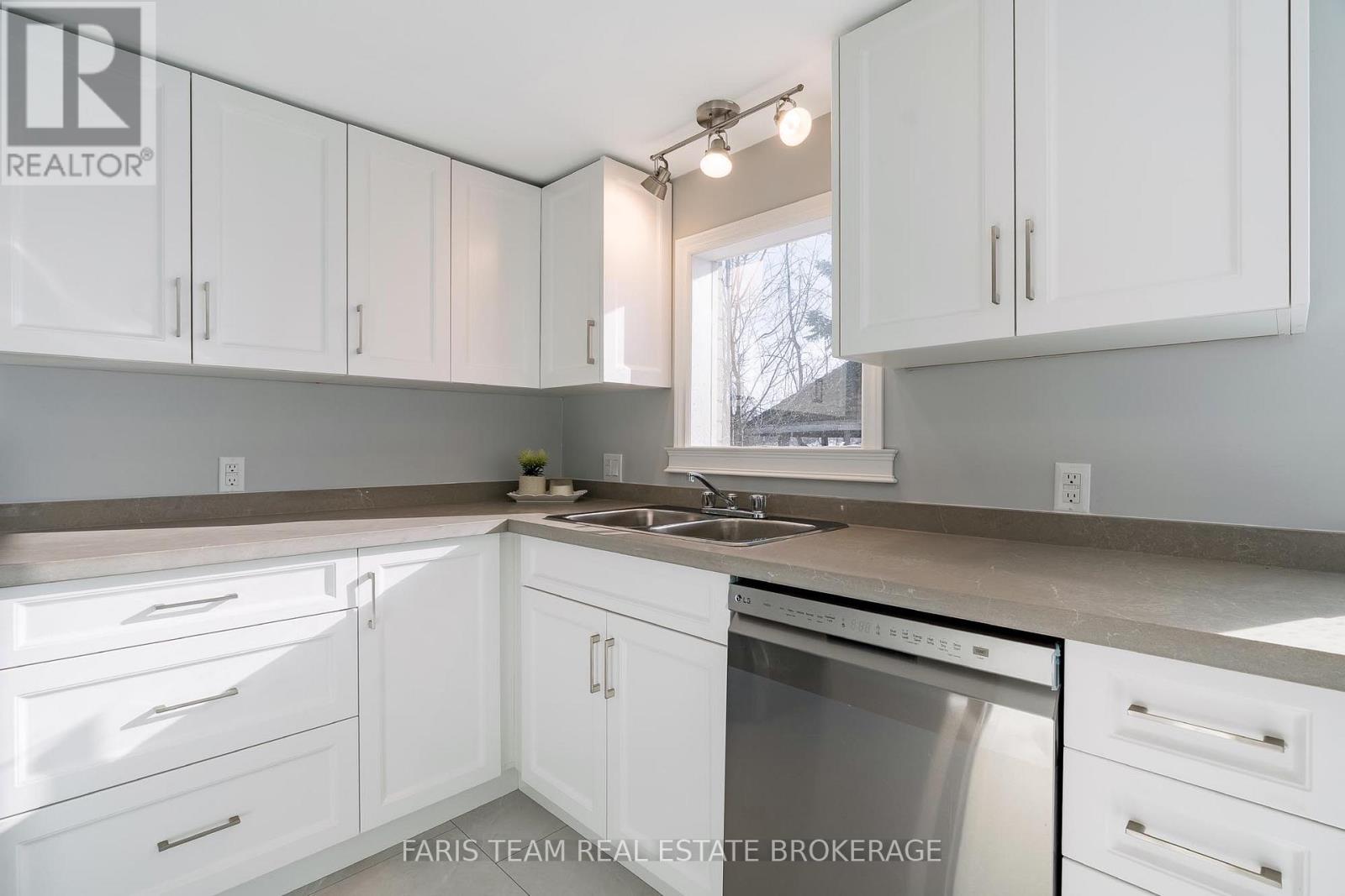 25 Ayling Reid Court, Wasaga Beach, Ontario  L9Z 2G5 - Photo 6 - S12691604